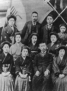 日本女子美術学校の講師をしていた頃(後列中央左側が弥三郎)